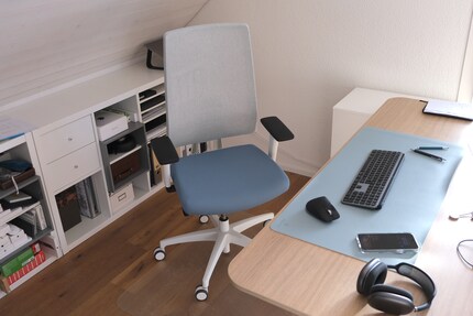 Avec son bleu clair et son piètement blanc, la chaise Indeed fait bonne figure dans mon bureau à domicile.
