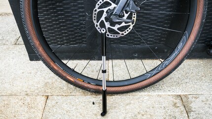 The BBB DoubleShot works on tube- and tubeless tyres alike.