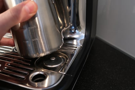 Un capteur mesure la température du lait et veille à ce qu’il ne surchauffe pas lors de la préparation de la mousse.