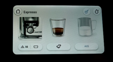 L’écran affiche les trois étapes qui me mèneront au bonheur caféiné : moudre les grains, extraire le café et ajouter du lait, si on le souhaite.