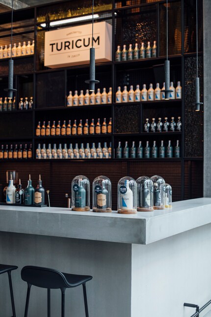 La série de suspensions appelée « Meta » est accrochée au Turicum Gin Lab à Zurich.