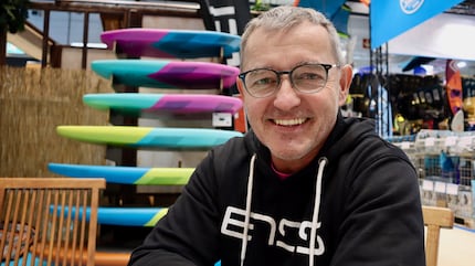 Ensis-Geschäftsführer Karl Müller präsentiert auf der Bootsmesse Wings und neue Foil-Boards.