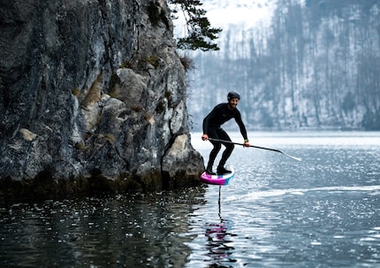 Kein Wind, kein Problem: Mit Paddel, Board und Foil kommt selbst im Schweizer Winter Surf-Feeling auf.