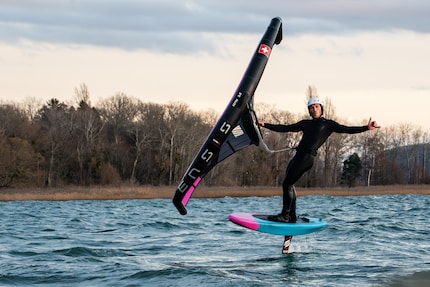 Das farbenfrohe Board soll sich zum SUP-Foilen, zum Pump-Foilen und zum Wing-Foilen eignen.