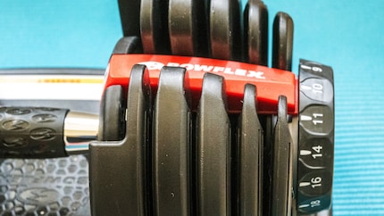 Mit dem Einstellrad wird das gewünschte Gewicht pro Hantel zwischen 2 und 24 kg (5 bis 52 lbs) eingestellt.