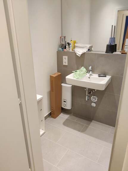 La vue du couloir vers la salle de bain...