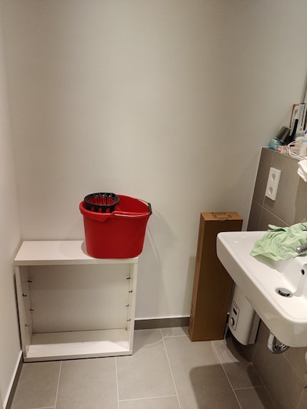 et du côté de la douche vers la porte de la salle de bain.