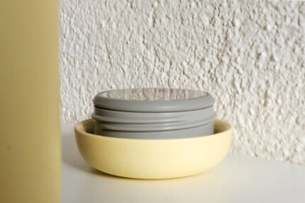 Il coperchio si abbina elegantemente al design della tazza e la mantiene ben salda.