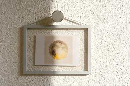 Questa cornice può decorare scaffali o pareti.