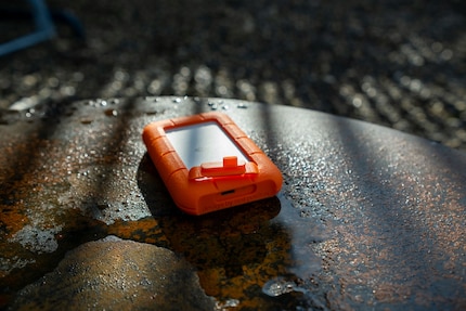 La gaine en caoutchouc protège également le port USB grâce au capuchon. Tu ne devrais toutefois pas plonger l'appareil sous l'eau
