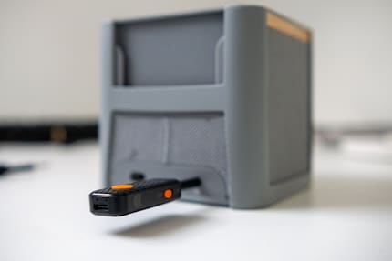 Geladen wird der Transmitter per USB-C. Das sorgt für etwas mehr als fünf Stunden Hörvergnügen.