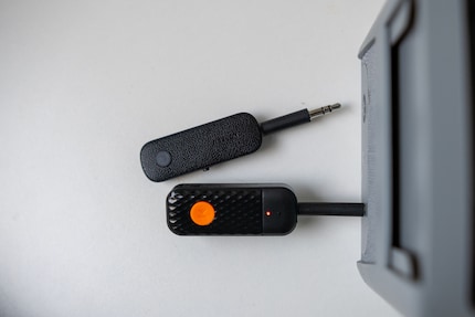 Der Transmitter von Tigermedia (angeschlossen) im Vergleich zu jenem von Ugreen.