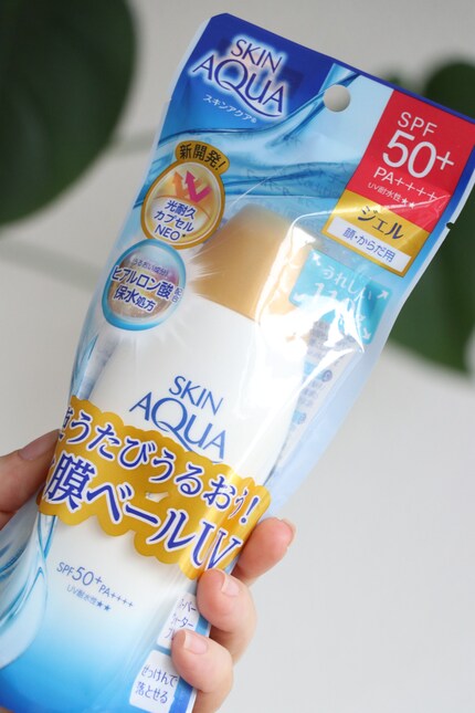Il flacone di Skin Aqua ricorda quello di un gel doccia.