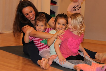 Ciuf ciuf, arriva il trenino: le lezioni di yoga per bambini si basano su una storia o un argomento.