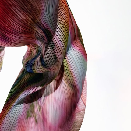 La linea «Pleats Please» di Issey Miyake è composta principalmente da tessuti plissettati in poliestere.
