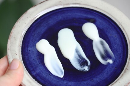 La consistenza diventa sempre più fluida, da sinistra a destra: Anessa, Bioré e Skin Aqua.