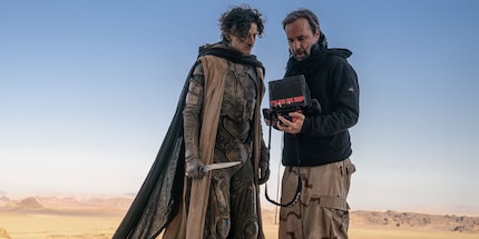 Timothée Chalamet nei panni di Paul Atreides e il regista Denis Villeneuve durante le riprese di «Dune: parte due».