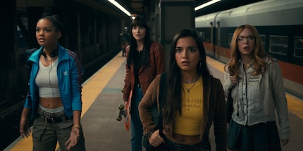 Il film è ambientato nel 2003, ma quando hanno scritto i personaggi delle ragazze, probabilmente pensavano a una brutta satira della Gen Z.