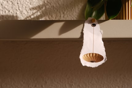 Der Lampenschirm der «Bubble Pendant» wirkt wie aus Seide, ist allerdings aus einer aufgesprühten, hauchzarten Kunststoffschicht.