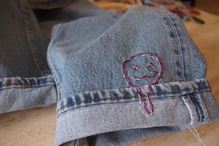 ... Ho lasciato colare uno smiley lungo l'orlo della seconda gamba dei pantaloni.