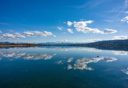 Une promenade au bord du lac et un ciel impeccable.