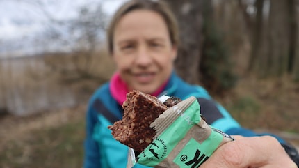 Angebissen: Mit natürlichen Zutaten schmeckt der Riegel wie selbstgemacht.
