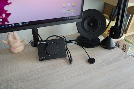 Aus einem Loch im Pult kommen einige Kabel, die ich oft verwende. Unter anderem das Ladegerät für meine Smartwatch.