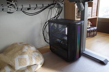 Das Kabelmanagement des PCs ist schwierig, weil mein Pult höhenverstellbar ist.