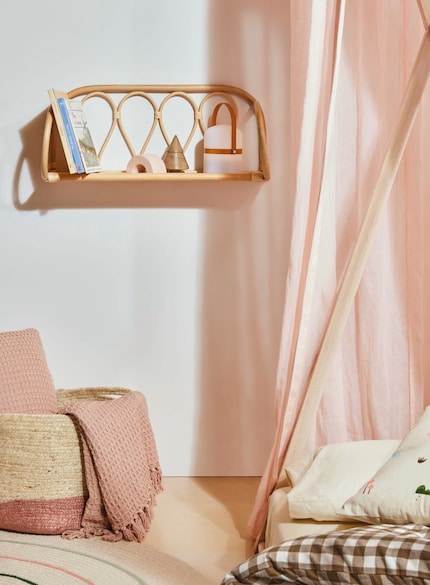 Più che un semplice oggetto da parete: il design in rattan «Nyarai» si fa notare pur trattandosi di una mensola di per sé piccola.