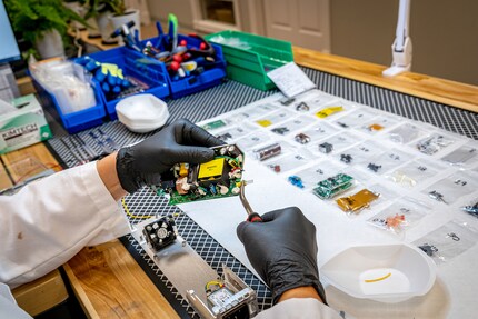 Für die Analyse werden die Produkte von den Expertinnen und Experten auseinandergebaut.