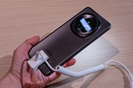 L'Honor Magic 6 Pro è sottile, leggero e robusto - ma anche piuttosto grande.