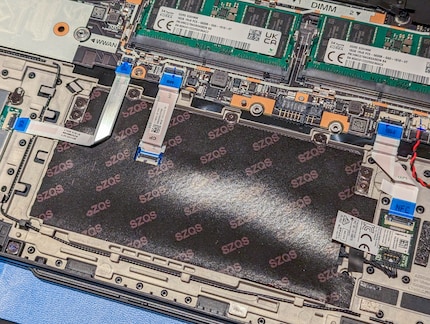 Les vis du pavé tactile ne sont plus cachées sous la carte mère.