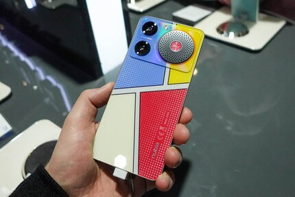 The back seems to be inspired by the comic pop art of Roy Liechtenstein.