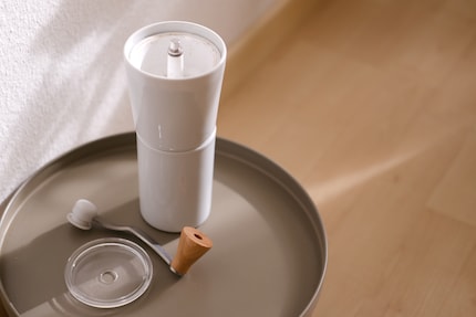 The handle and lid are also at odds here.
