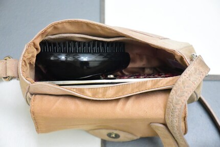Sogar in meiner kleinsten Handtasche bleibt noch Platz neben dem Tangle Teezer.