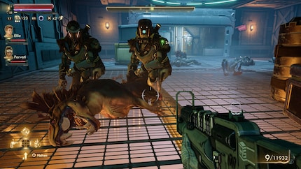 Ce chien de l'espace domestiqué (Möter) a voulu me tendre une embuscade. Bien que son maître m'ait distrait quelques secondes auparavant, je l'ai attrapé. Son halètement et ses dents m'ont indiqué où tourner la tête pour appuyer sur la gâchette 