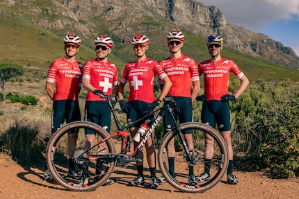 Il team UCI «Thömus maxon Swiss Mountain Bike Racing» con la nuova «Lightrider R3 Worldcup».