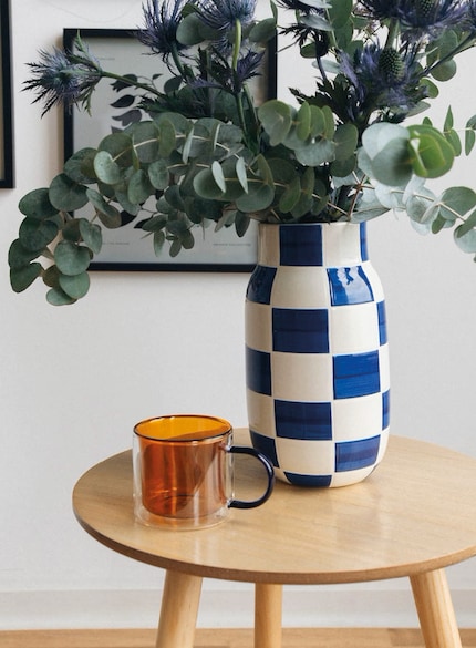 Die Vase kann noch so schlicht geformt sein – sobald ein Schachbrettmuster mit ins Spiel kommt, fällt sie auf.