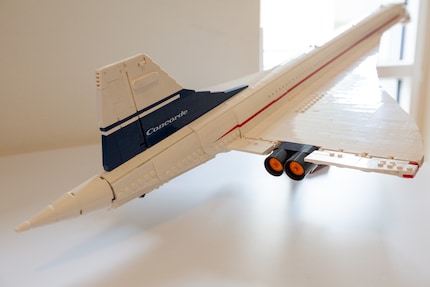 La peinture d’une compagnie aérienne manque. Le design du Concorde de Lego est générique.