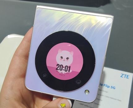 Le Nubia Flip 5G en violet réfléchissant multicolore.