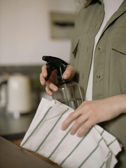 Un flacone spray e un canovaccio possono essere molto utili quando si stira.