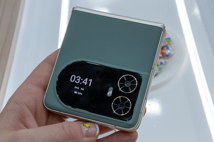 Le Blackview Hero 10 se distingue par sa coque turquoise.