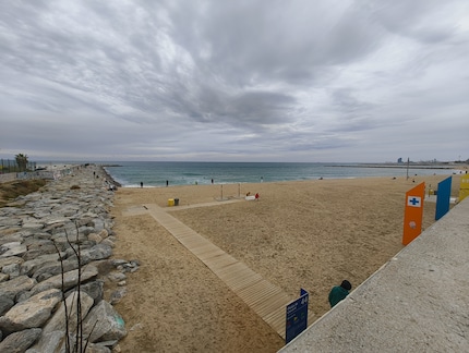 In daylight, the ultra-wide-angle camera is on a par with the main camera.