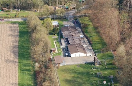 Praktisch gelegen: Das Diensthundezentrum hat durch seine Lage am Waldrand kein Problem mit Ruhestörungen und genug Platz für Übungseinheiten und Spaziergänge.