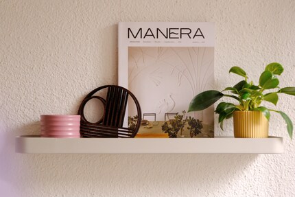 Il «Gallery Shelf» di Mette Dittmer può ospitare profumi, cornici o piantine.