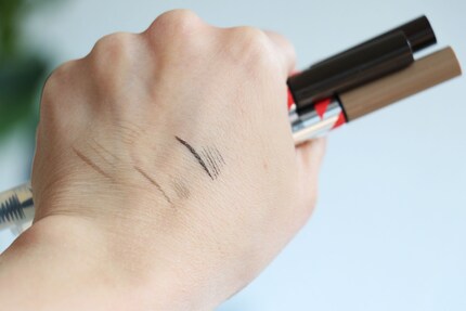 Strong lines or fine, hair-like strokes: You can do both with the Build-a-Brow pencil.