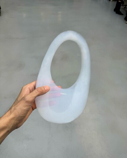 The «Air Swipe Bag» weighs just 33 grams at a size of 27×16×6 cm.