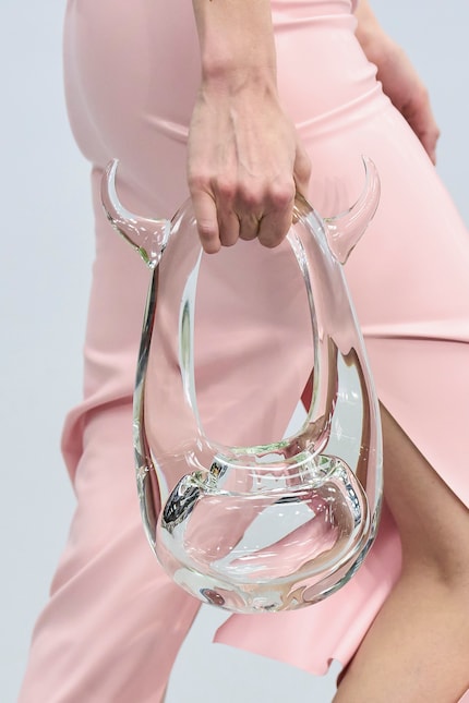 The «Swipe Bag» made of glass ...