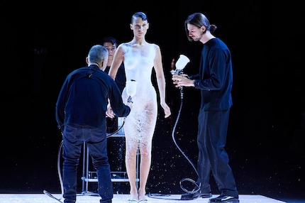 Spectacular: A dress from a spray can for Bella Hadid.