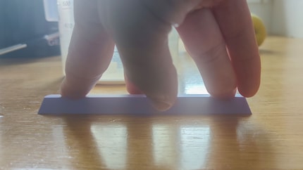J'appuie des deux côtés sur le capuchon de touche encore chaud et donc flexible.